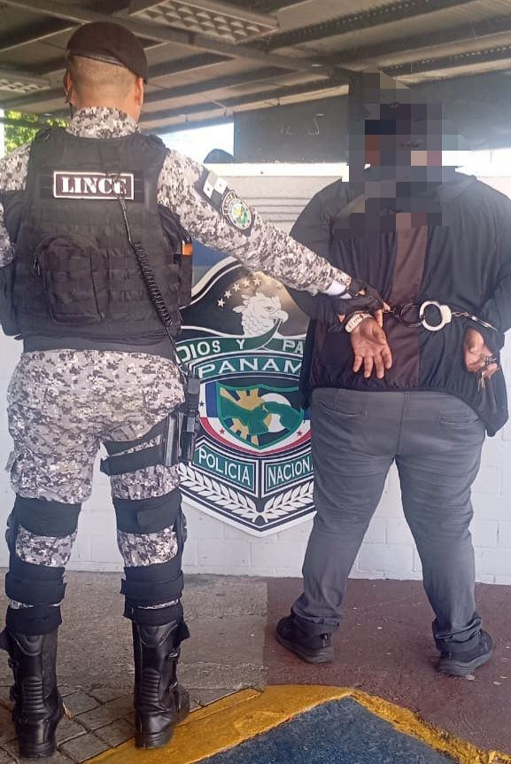 policiadepanama's tweet photo. #Linces | En Brisas del Golf, recuperamos una motocicleta con denuncia por hurto y aprehendimos a un ciudadano vinculado al hecho. #DiosYPatria https://t.co/fofUBO1mjt
