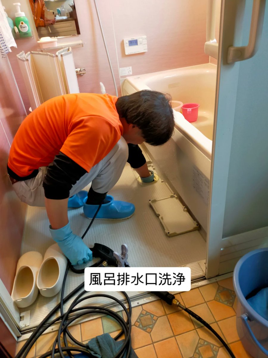 bosoclean's tweet photo. 【排水管洗浄、必須！】

専門業者さんに依頼し、排水管をして頂きました。今回は母の家。

家の中からと外の排水桝。
トイレを除く、水回り全てをキレイに洗い流してくれました。

見えない所だからこそ、しっかりメンテナンスをしたいですね。

特に持ち家の方は定期的な排水管洗浄がおすすめです！ https://t.co/sz7eV15Iqb