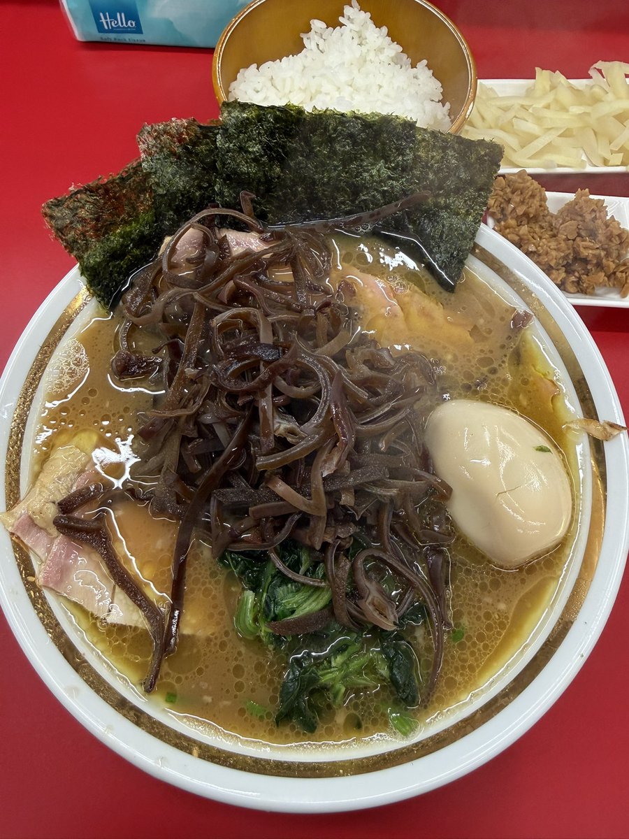 okawa1986's tweet photo. との丸家伊勢崎店　
久しぶりの、チャーシューメン味玉に、もちろんライス
油多め
昨晩は、スープが好みの味でした。
家系は、そのタイミングでスープも変わってくるという楽しみがあります。
自分の好きな、味が出てるとなんとも幸せなんだよな。
やっぱライス一杯じゃ足りない
今日は腹八分目で我慢 https://t.co/y2W8ef30oW