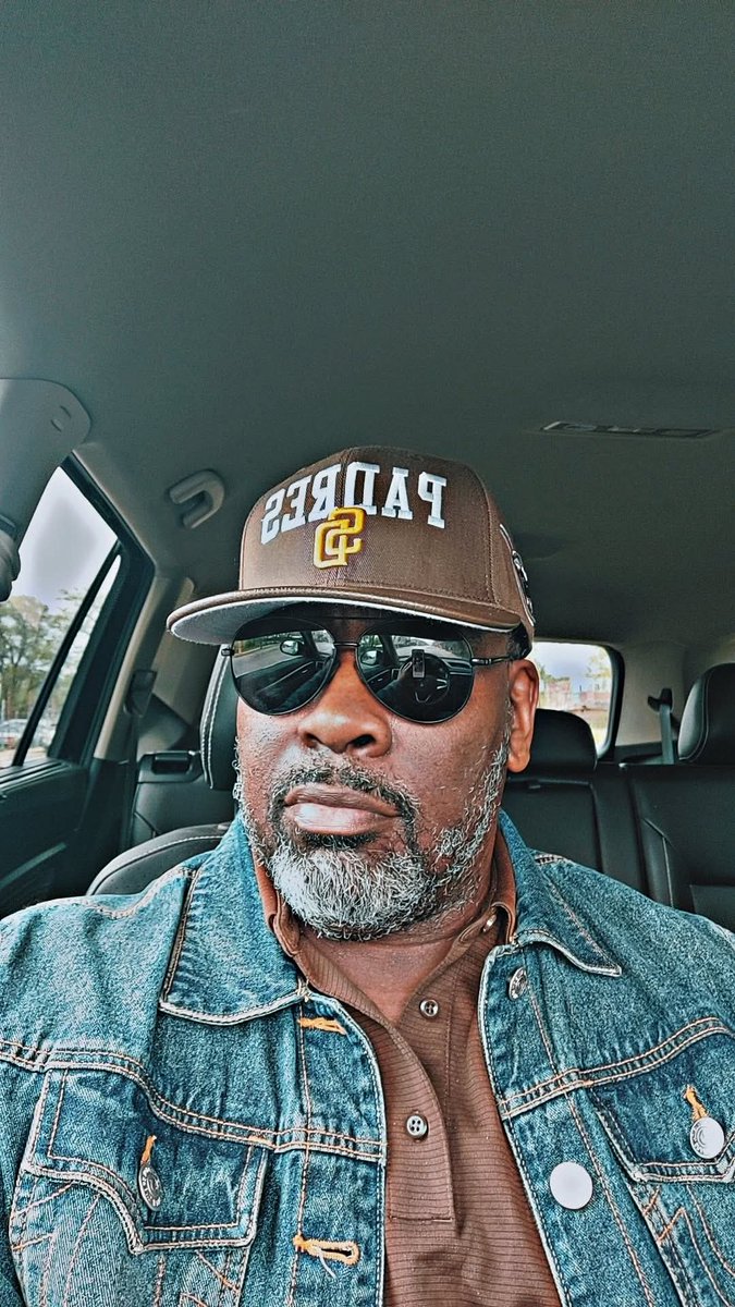 peekjames2's tweet image. Growing older gracefully means being able to accept your past mistakes. Being able to stay in your lane and accept that you are not as young as you use to be. Being able to root for those younger than you and not live in the past.#KINGJAMES 👑 #age 60