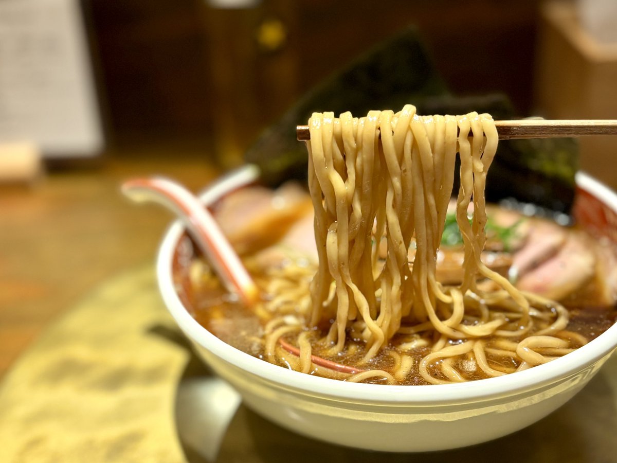 jinjin878's tweet photo. RAMENSHIGENO🍜用宗
SHIGENOチャーシュー麺
丁度今日から新作麺での提供との事。麺の切番が変わったのかエッジがまろやかになってスルスルとした啜り心地。ラーメン一本化されてから1周年㊗️今後も楽しませて下さい🙌今日も最高👏
大変美味しかったです。
激しく御馳走様でした🙏
#RAMENSHIGENO https://t.co/ZsfWPYhRJe