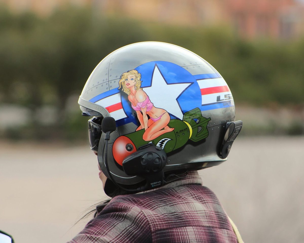 elguerolanchero's tweet image. #helmet #girl #vegas