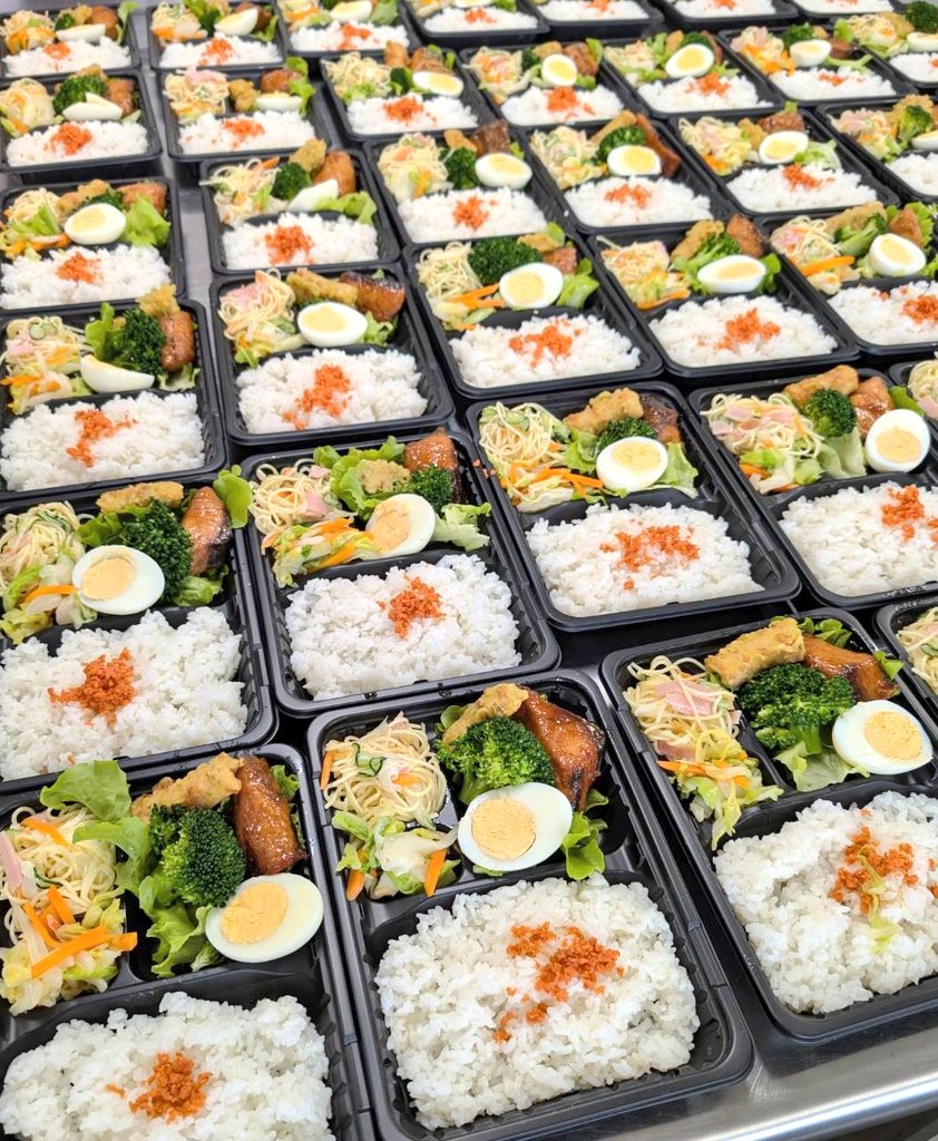 HanakkoF's tweet photo. はなっ子食堂開催報告📣

4/22(水)レストランの料理長さんに調理していただいた「魚の照り焼き」弁当🍱
ご寄付頂いた鮭ほぐしもトッピングされ豪華に✨️

子ども達はバルーンアートや
パズルで賑やかに過ごしました🎈🧩
ご支援頂きありがとうございました🍀
#埼玉県 #深谷市 #子ども食堂 https://t.co/AHXcql5HAg