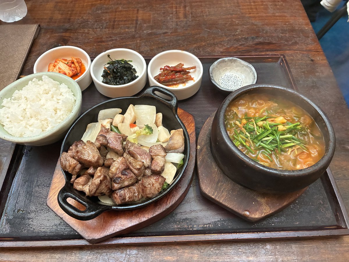 Sfc2026hide's tweet photo. 仁寺洞「ドマ」テンジャンチゲ ランチレポート

仁寺洞で人気のドマへテンジャンチゲを食べにランチで行ってきました！

11:30オープンなのに少し早く着いてしまったので周辺をブラブラ。11:20頃に戻ったらすでに大行列…！

でも待つこと約10分で無事入店できました。

注文したのは
イベリコ豚肩ロース肉＋テンジャンチゲのセット（24,000ウォン）

地元の方もたくさん来店していて納得の味！

豚肉は柔らかくてジューシー、チゲはコク深くてご飯が進む最高の組み合わせでした✨

仁寺洞散策の際はぜひチェックしてみてください！
（行列覚悟でオープン直後狙いがおすすめです）
#仁寺洞 #ドマ #テンジャンチゲ #ソウルグルメ #韓国料理