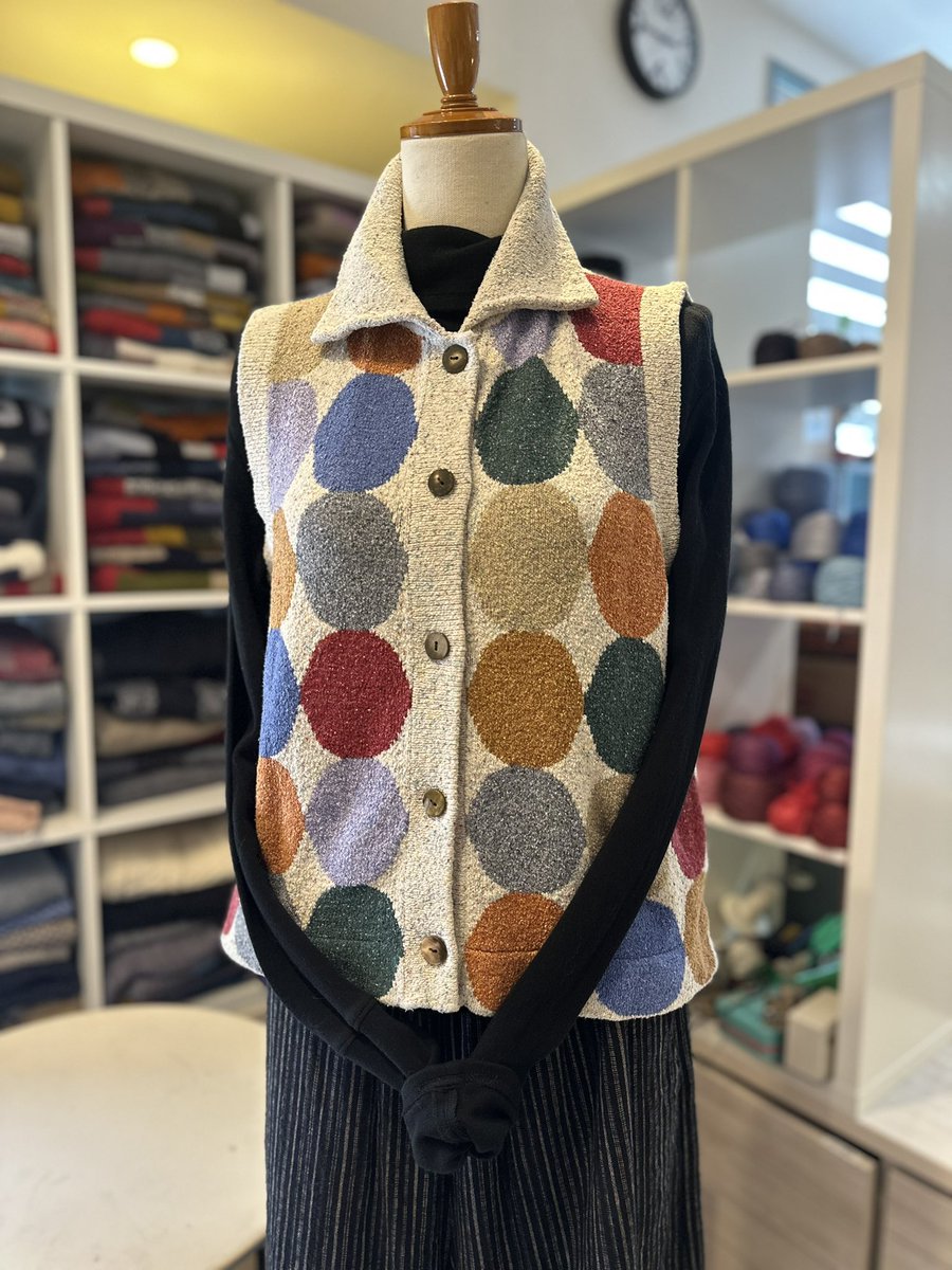 30年、
国産かどうかなんて気にしていませんでした。

糸は日本で作っているから、
それで十分だと思っていた。

還暦が見えてきた一昨年の暮れ、
ふと思ったんです。

「繭って、日本のものはどこに行けば手に入るんだろう？」

調べて、驚きました。

それは、
“ほとんど無い”ということ。