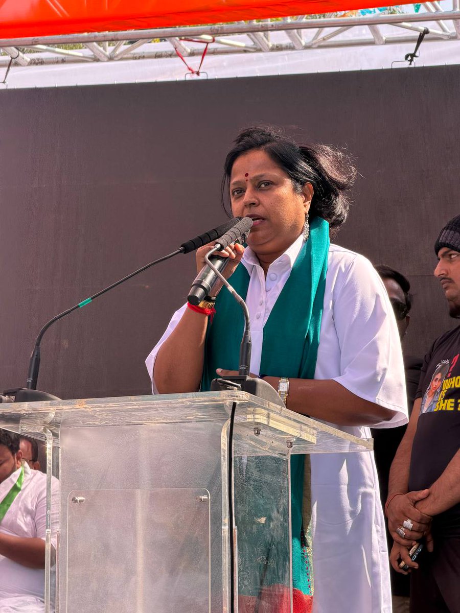 తెలంగాణ ప్రభుత్వం రాష్ట్రంలోని రిటైర్డ్ ఉద్యోగులకు భారీ ఊరట కల్పిస్తూ కీలక నిర్ణయం తీసుకుందని టీపీసీసీ వైస్ ప్రెసిడెంట్ డా. కోట నీలిమ తెలిపారు. 
గత పదేళ్లుగా పేరుకుపోయిన రూ.6,200 కోట్ల రిటైర్మెంట్ బకాయిలను రాబోయే 100 రోజుల్లో చెల్లింపు. #TelanganaRising #Telangana #KotaNeelima