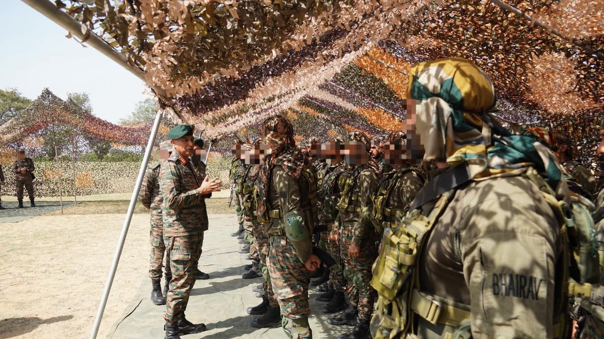 radionews_jammu's tweet image. GOC @RisingStarCorps Lt Gen Rajan Sharawat reviews operational preparedness of troops in #Jammu and #Samba; lauds their high readiness, professionalism and dedication.

@NorthernComd_IA @adgpi @airnewsalerts