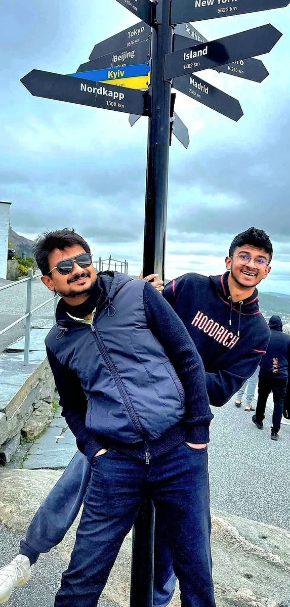 ⬛⬜ தமிழக அரசியல்: ஒரு நேரடிப் பார்வை! ⬜⬛

​✈️ அஞ்சு வருடத்தில் அம்பது முறை வெளிநாடு பயணம் மேற்கொண்ட உதயநிதி!

​🏠 மாசம் மாசம், சில நேரம் ஆறு மாதம் கூட வெளிநாட்டில் மட்டும் வாசம் செய்த சபரீசன்!

​🎓 வெளிநாட்டு படிப்பு, வெளிநாடு உல்லாசம் என்று இன்பநிதி!

​🚲 துபாய், ஸ்பெயின்,