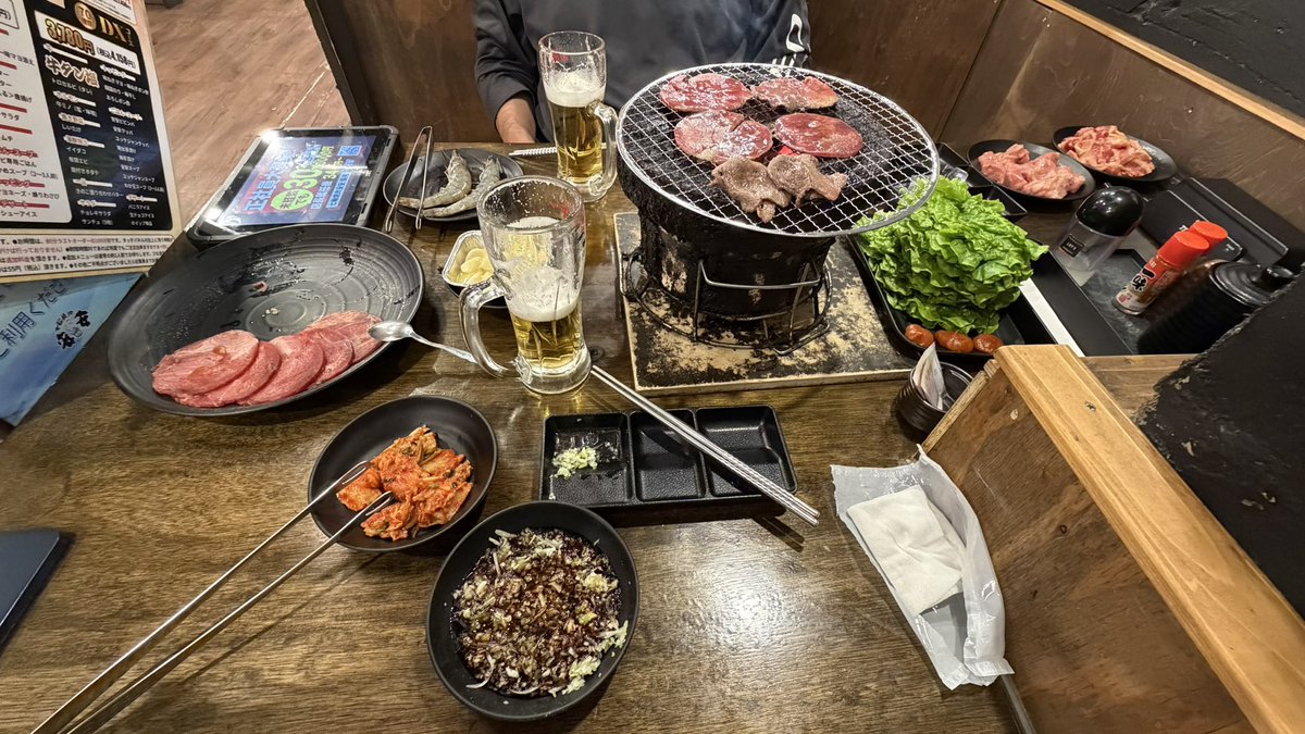 Aerny9's tweet photo. 4月24日（金）
仕事仲間と焼肉安安の食べ放題❗️
誕生日クーポン利用で初のDXコースをチョイス‼️
飲み放題を付けて¥5,000-未満はリーズナブル‼️
安安コースには無い「牛タン・トロカルビとサンチュ」が満足度高かった‼️
ご馳走様でした〜😋
#七輪焼肉安安 https://t.co/4YmehiNTyC