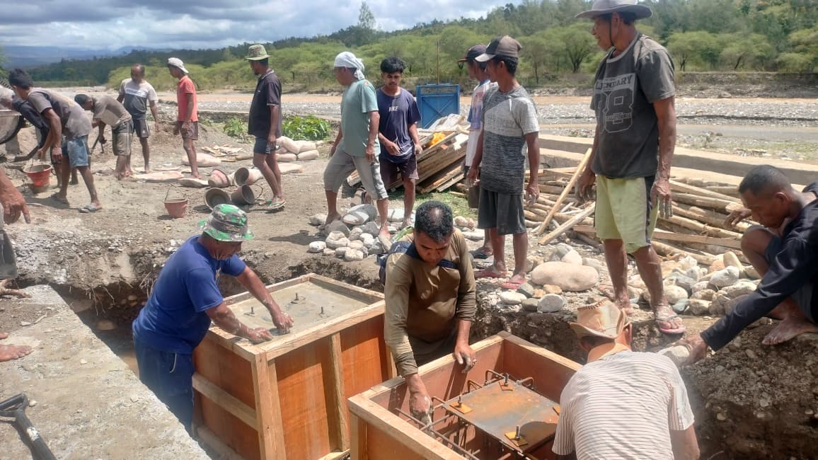 Kodam9Udayana's tweet image. Kodim 1618/TTU Genjot Pembangunan Jembatan Garuda, Utamakan Kualitas dan Kebersamaan

#Kodim1618TTU #JembatanGaruda #GotongRoyong #TTU #TNIBersamaRakyat