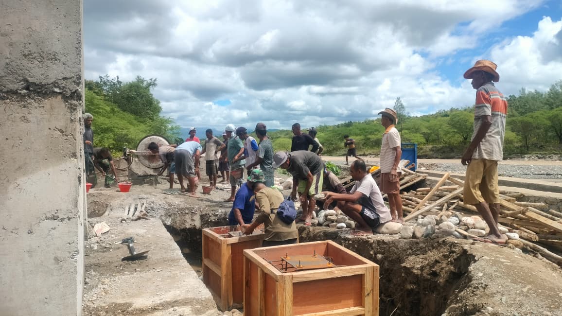 Kodam9Udayana's tweet image. Kodim 1618/TTU Genjot Pembangunan Jembatan Garuda, Utamakan Kualitas dan Kebersamaan

#Kodim1618TTU #JembatanGaruda #GotongRoyong #TTU #TNIBersamaRakyat