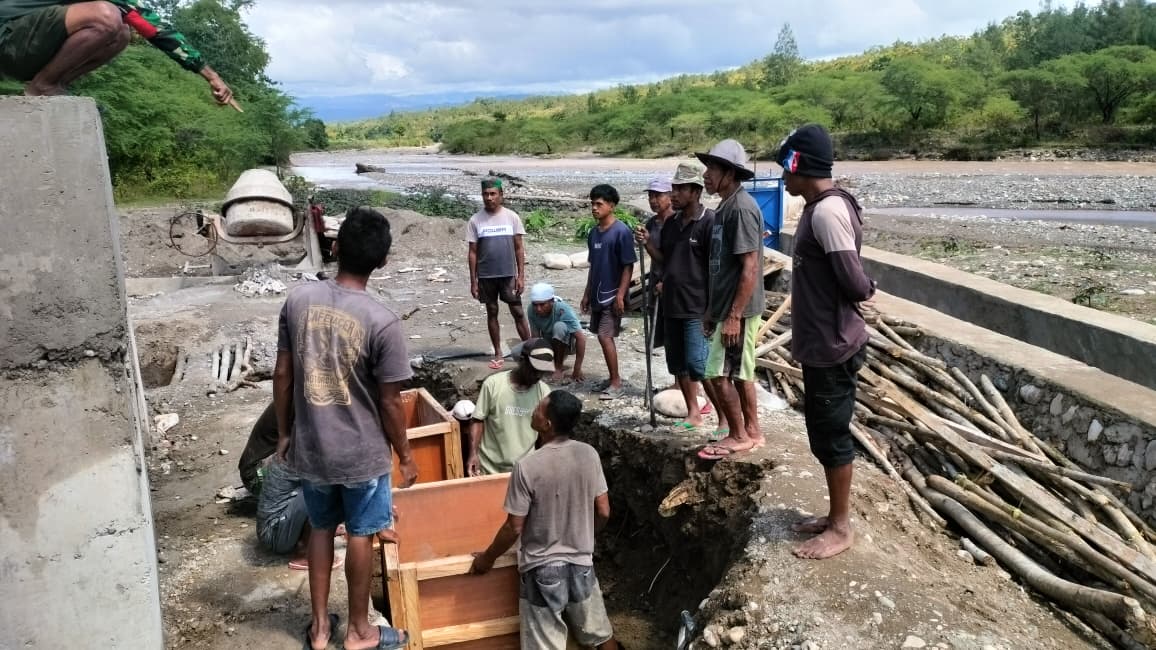 Kodam9Udayana's tweet image. Kodim 1618/TTU Genjot Pembangunan Jembatan Garuda, Utamakan Kualitas dan Kebersamaan

#Kodim1618TTU #JembatanGaruda #GotongRoyong #TTU #TNIBersamaRakyat