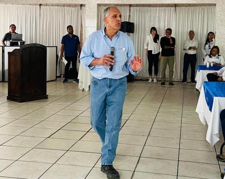 Hoy salió con su indumentaria habitual y ese simple hecho los puso nerviosos.

TRANQUILOS, HONDURAS VAMOS A ESTAR BIEN🇭🇳