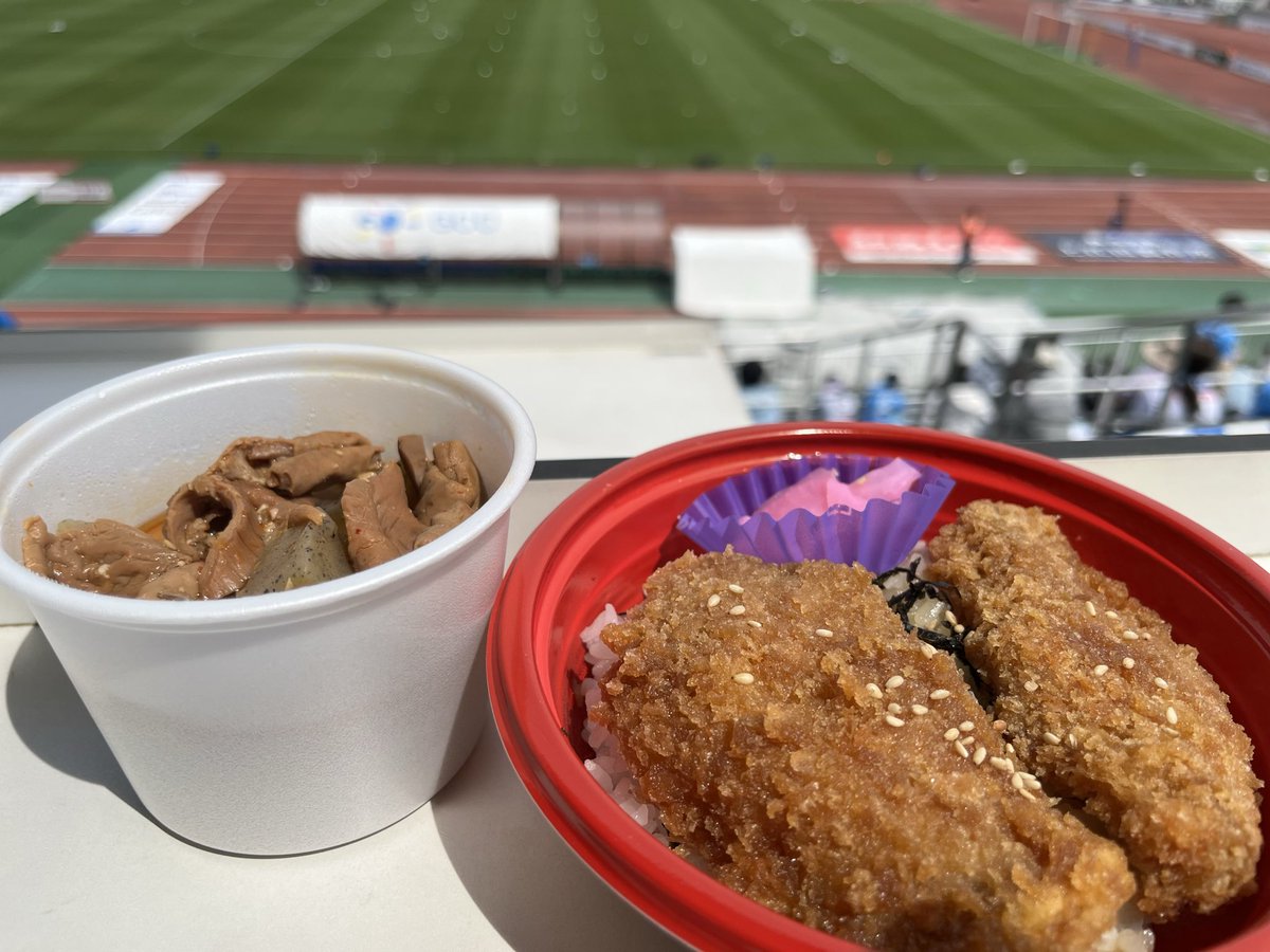 本日、ザスパ群馬×横浜FC。正田醤油スタジアム群馬のスタグルは、モツ煮(小)と、タレ勝つ丼(ミニ)。半分サイズがあるのはけっこう嬉しい。いい感じに腹ごしらえできたので、お土産に勝点3持って帰るだけ