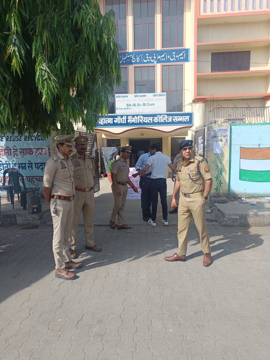 sambhalpolice's tweet image. #SPSambhal @Krishan_IPS के निर्देशन में #CO असमोली द्वारा होमगार्ड भर्ती परीक्षा के दृष्टिगत सुरक्षा एवं व्यवस्थाओं का जायजा कर परीक्षा केन्द्रों का निरीक्षण किया गया तथा परीक्षा ड्यूटी पर तैनात पुलिस बल को परीक्षा को सकुशल सम्पन्न कराने हेतु आवश्यक दिशा निर्देश दिए गए।