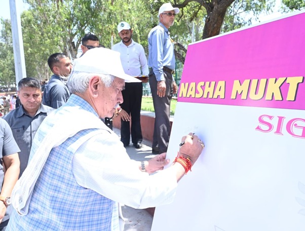 RisingKashmir's tweet image. #Drug traffickers, #terrorists allies in #crime: #LGSinha

@manojsinha_ @OfficeOfLGJandK
@diprjk

risingkashmir.com/drug-trafficke…