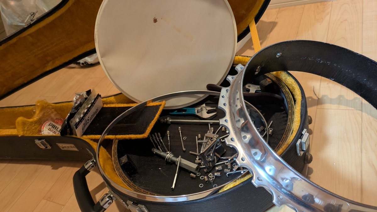 こんな壊れたマイナー楽器をDIYしてどう楽器として蘇らせられるか考えるこの時間がたまらなく楽しい

今お店に並んでる綺麗な楽器達はそうやって発展していった完成形なんだからなんだか感慨深いよねぇ