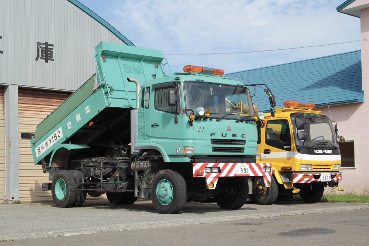 丸印の部分が本来のライトの位置、上部のライトはスノープラウを取り付けた際に使用する物、バンパーは脱着可能でプラウを取り付ける際には外します。本来のヘッドライトが残っているのは珍しいパターン。