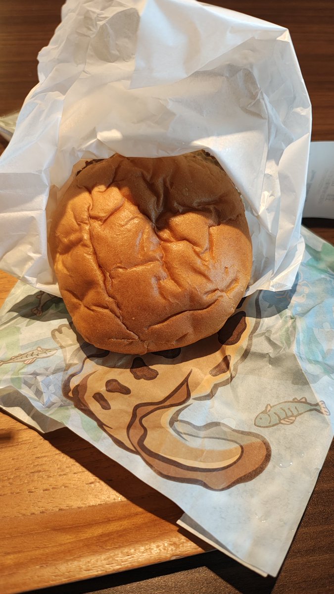 Sriee_hyff's tweet photo. オオ山椒ウオバーガーのバンズがしわしわなのはオオサンショウウオの体表面を模しているためなのだろうか？-オオサンショウウオ清流ソーダセットを付けて- https://t.co/4DGQGvwee6