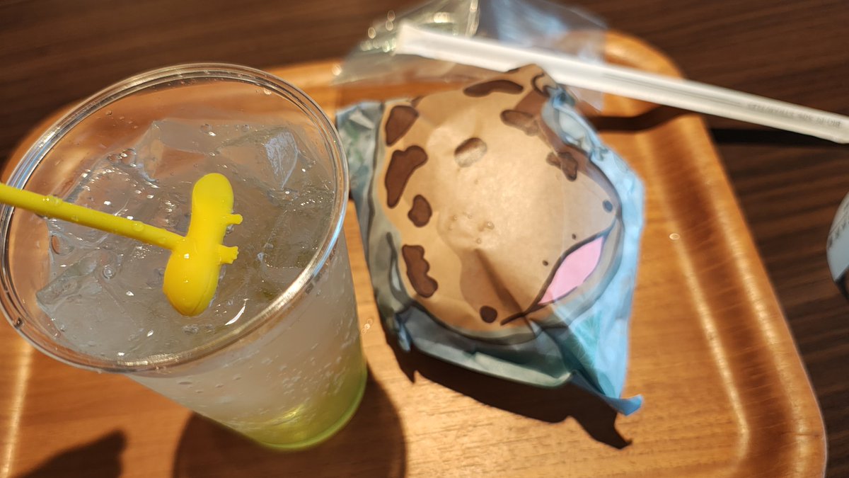 Sriee_hyff's tweet photo. オオ山椒ウオバーガーのバンズがしわしわなのはオオサンショウウオの体表面を模しているためなのだろうか？-オオサンショウウオ清流ソーダセットを付けて- https://t.co/4DGQGvwee6