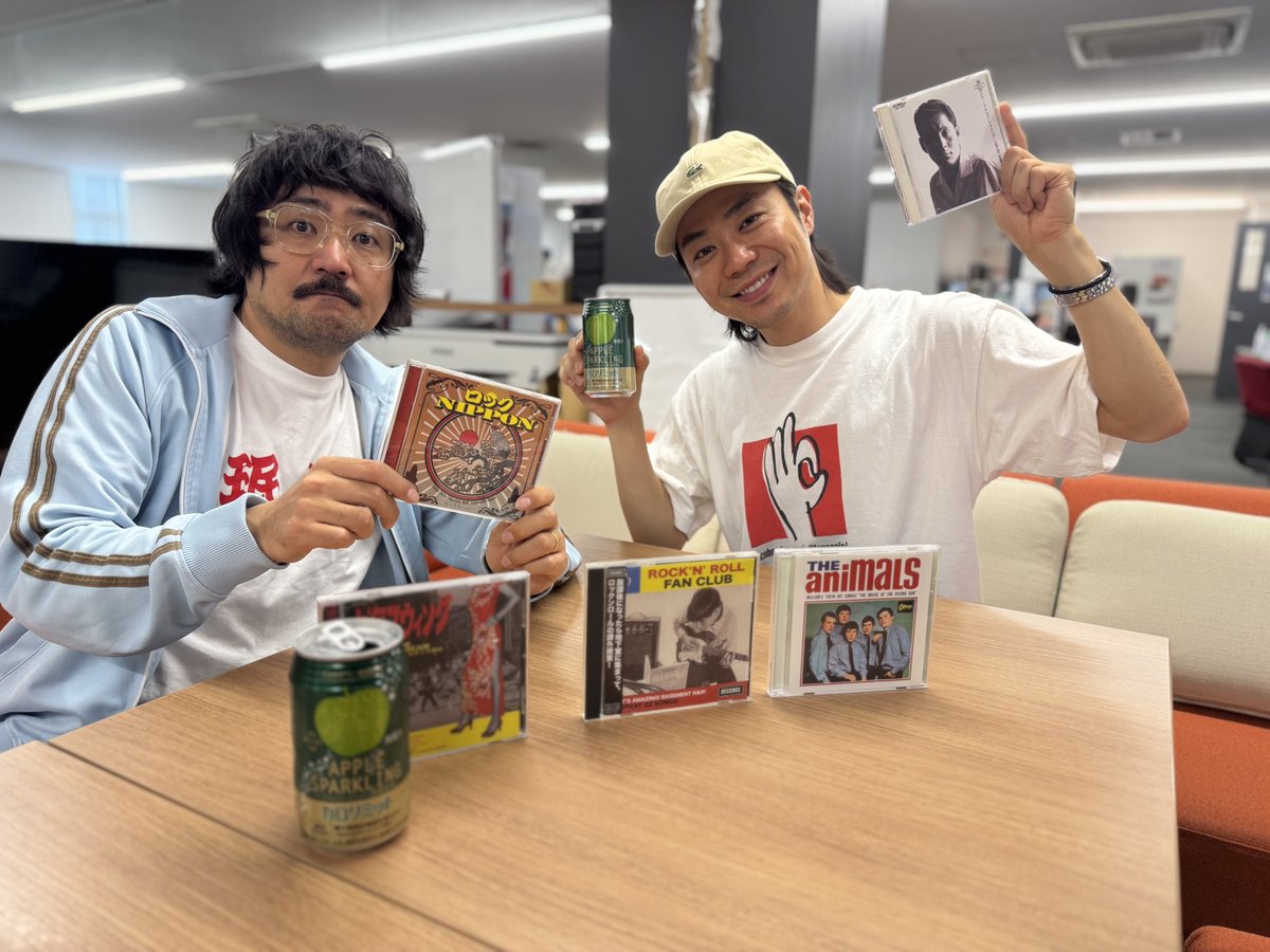 ringoss's tweet photo. 今夜のカバミューは棚からソングス！

ロック色強めの選曲でお送りします👌

炭酸飲料をお手元にご用意の上、
一緒にお楽しみください🍏

夜８時〜オンエアです！

#pitchFM #coversallmusic #カバミュー https://t.co/zhG6uUIUpc