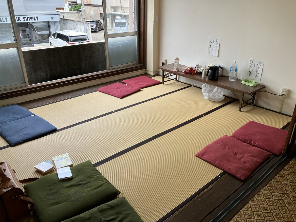 usami_chudo's tweet photo. #積ん読読み場 、オープンしております。会場は土浦市の #がばんクリエイティブルーム @gaban_tsuchiura 。1階では、土浦出身の妖怪イラストレーター・ma2さんの個展が開催中。我々は2階でまったり読書です。窓からは、鯉のぼりが泳ぐ姿が見えます。 https://t.co/aprzvqsqVP