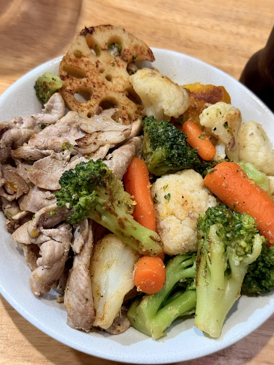 야채 챙겨먹어야 하는 건 아는데 샐러드는 귀찮고 물린다, 야채사면 맨날 남아서 썩힌다 하는분들 이거 한번 드셔보십쇼 

냉동야채믹스 특유의 이상한 맛이나 냄새가 없고 손질&amp;세척 필요없고 볶아먹기 가능 전자렌지 가능 에어프라이어 가능 카레나 마녀스프 만들어도 좋고 야채찜으로 먹어도 좋음