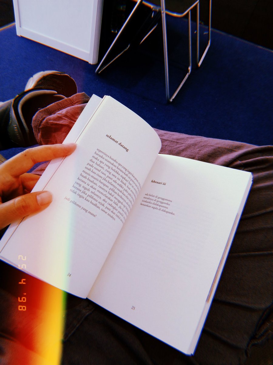 LangitOfficial's tweet photo. Tahu tak apa hal yang manis? 

Antaranya, adalah bila kau jatuh hati dengan buku yang kau baca berkali-kali. Walaupun berkali-kali jatuh hati tapi perasaan manis itu sentiasa bertambah. https://t.co/LZE2ilemjQ
