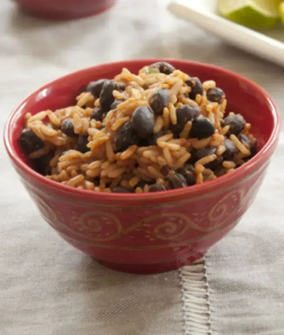 Living_Lou's tweet image. Black beans are terrific in this Mexican-inspired #recipe!

Enjoy the flavours from garlic, Jalapeño, cumin + chili.

RECIPE: buff.ly/2twRBJE
#beans #cooking