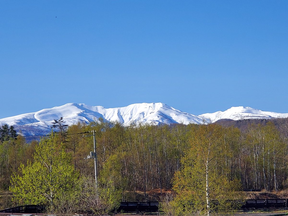 晴天です☀️
2日前は黒い山肌が見えはじめていたのに、夜中に雪が降ったようです🗻