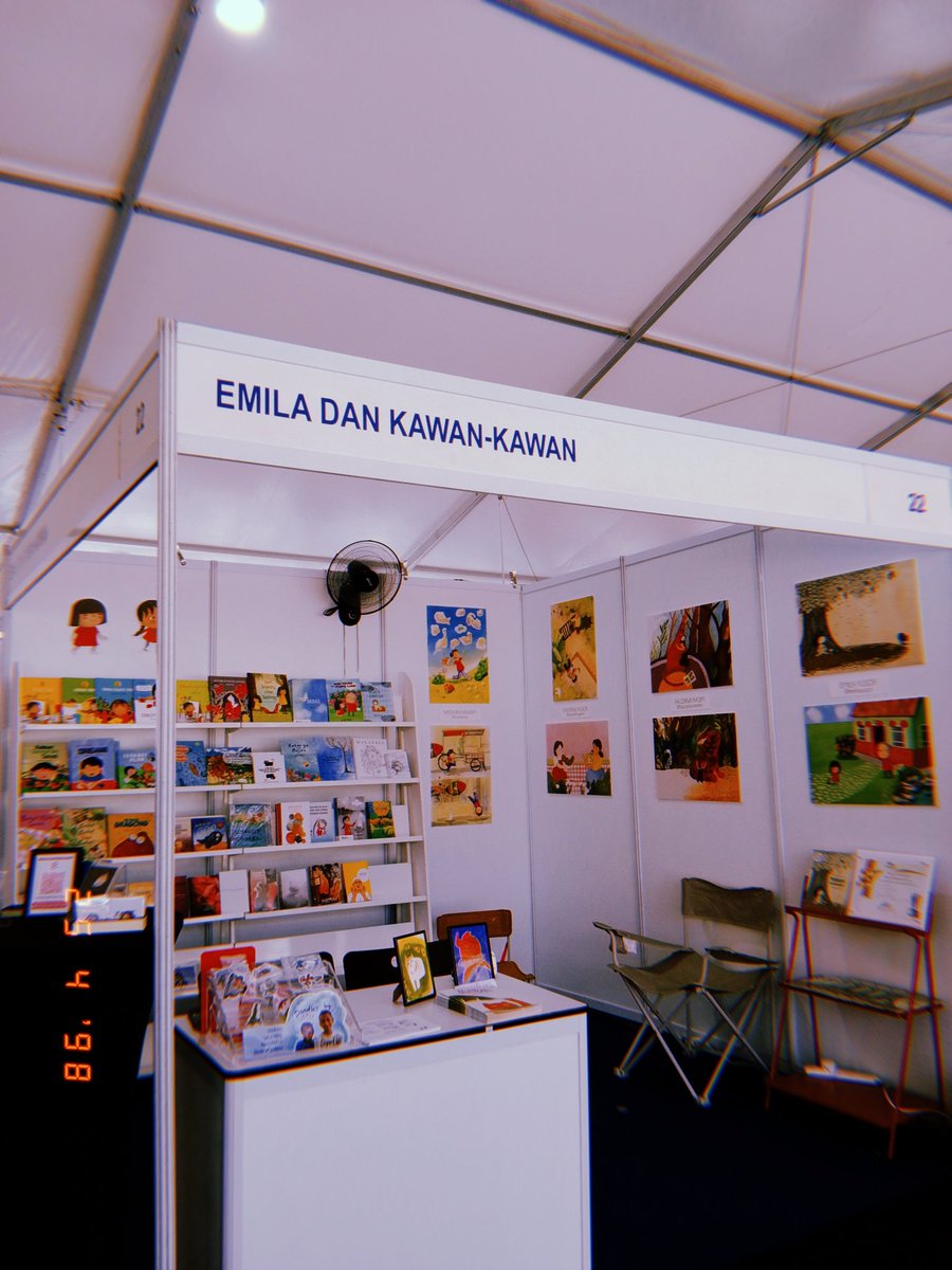 LangitOfficial's tweet photo. Tahu tak apa hal yang manis? 

Antaranya, adalah bila kau jatuh hati dengan buku yang kau baca berkali-kali. Walaupun berkali-kali jatuh hati tapi perasaan manis itu sentiasa bertambah. https://t.co/LZE2ilemjQ