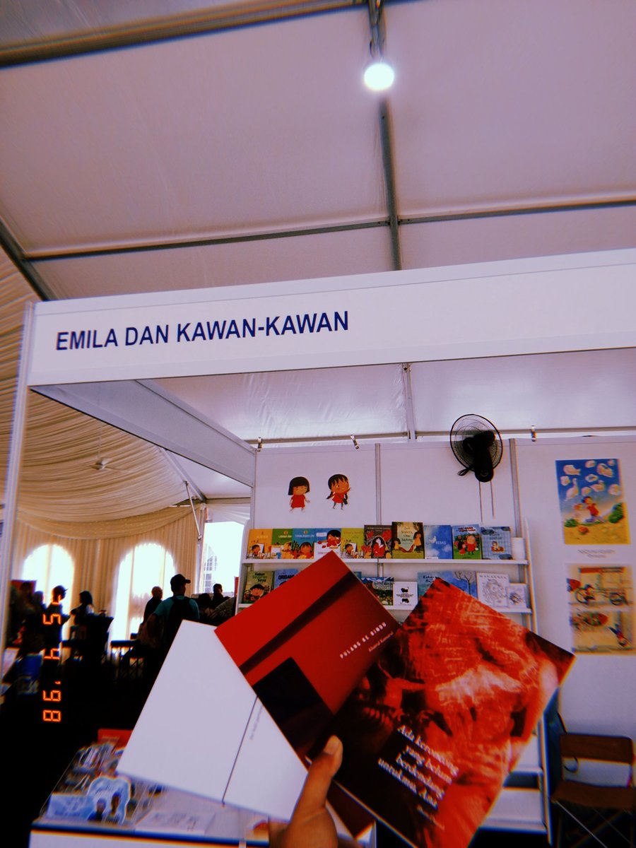 LangitOfficial's tweet photo. Tahu tak apa hal yang manis? 

Antaranya, adalah bila kau jatuh hati dengan buku yang kau baca berkali-kali. Walaupun berkali-kali jatuh hati tapi perasaan manis itu sentiasa bertambah. https://t.co/LZE2ilemjQ