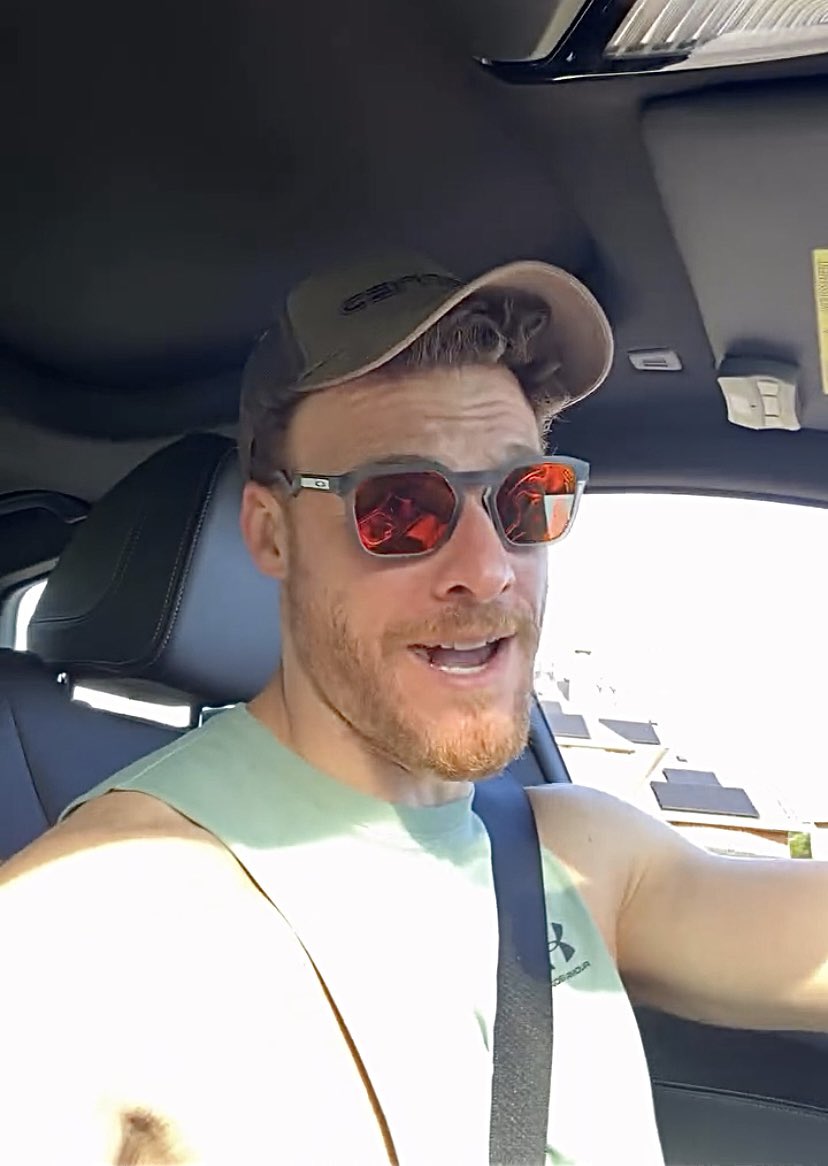 KB consolida una imagen pública sólida y coherente marcada por su evolución personal. 
#KeremBürsin