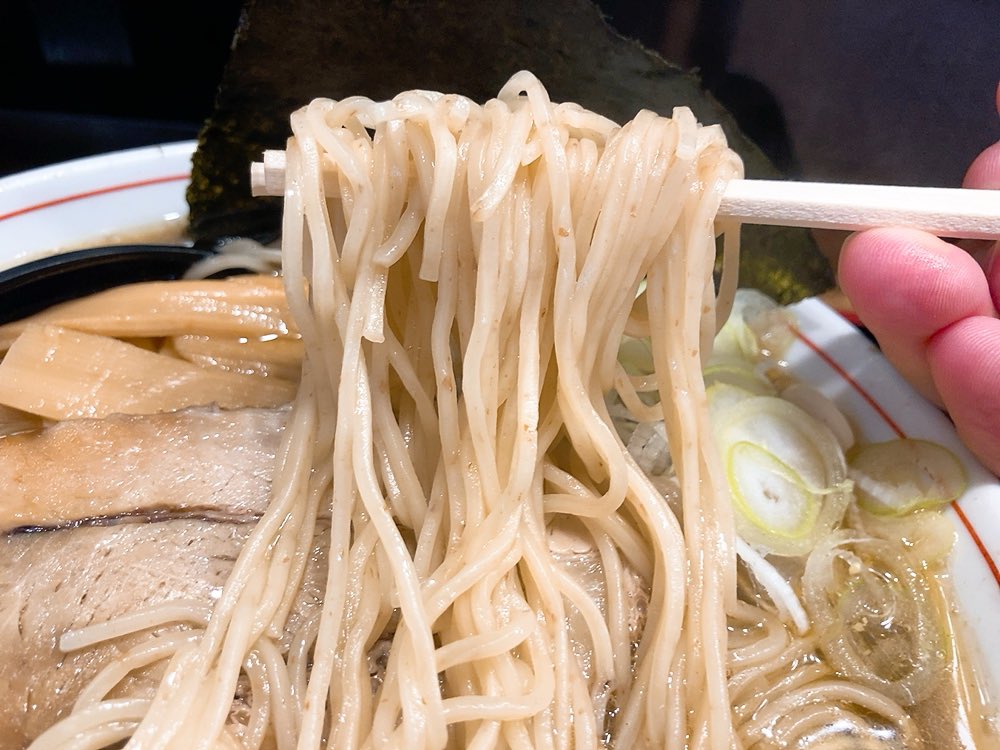 maveric4862's tweet photo. #多賀城市 桜木の「#東日本ラーメン研究所」で麺活🍜
写真は『#倍濁り煮干醤油(1,000円)』
麺は、加水率低めのパッツン系細麺😋
スープは、エグ味あるシャバシャバ濃厚煮干😁鼻から抜ける煮干が心地よいw
刻みネギの食感と辛さが良い仕事してるゼィ(๑•̀ㅂ•́)و⭐︎
#宮城ラーメン https://t.co/Rd9FW3LqZJ