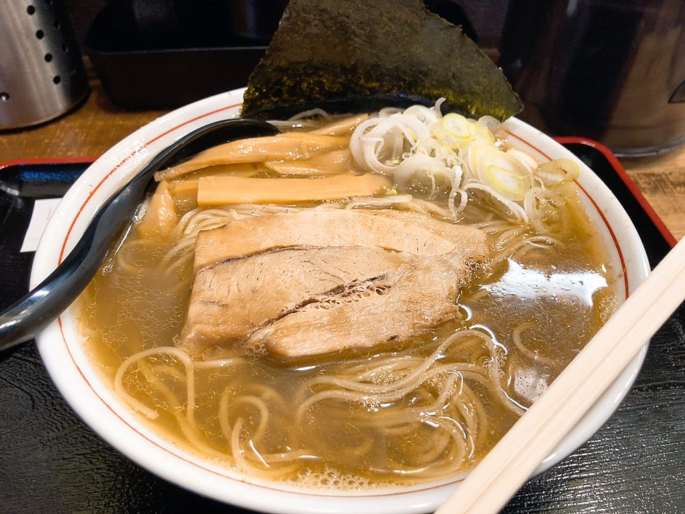 maveric4862's tweet photo. #多賀城市 桜木の「#東日本ラーメン研究所」で麺活🍜
写真は『#倍濁り煮干醤油(1,000円)』
麺は、加水率低めのパッツン系細麺😋
スープは、エグ味あるシャバシャバ濃厚煮干😁鼻から抜ける煮干が心地よいw
刻みネギの食感と辛さが良い仕事してるゼィ(๑•̀ㅂ•́)و⭐︎
#宮城ラーメン https://t.co/Rd9FW3LqZJ