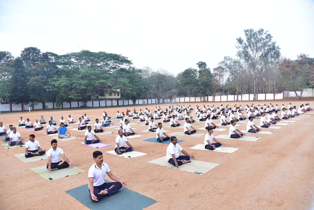 SPmysuru's tweet image. ಇಂದು ಜಿಲ್ಲಾ ಸಶಸ್ತ್ರ ಮೀಸಲು ಪಡೆ ಕಾವಯತು ಮೈದಾನದಲ್ಲಿ ಅಧಿಕಾರಿ ಸಿಬ್ಬಂದಿಗಳಿಗೆ ಯೋಗ ಅಭ್ಯಾಸ ನಡೆಸಲಾಯಿತು.

#yoga #yogaforhealth