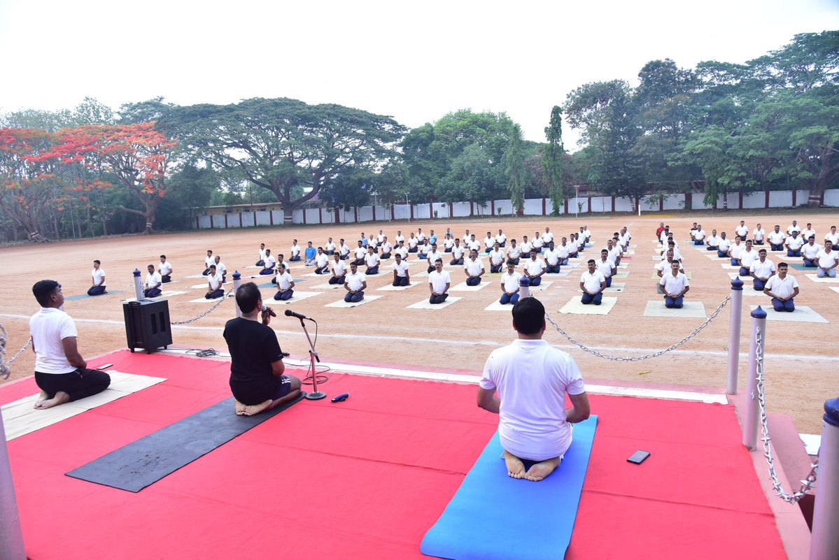 SPmysuru's tweet image. ಇಂದು ಜಿಲ್ಲಾ ಸಶಸ್ತ್ರ ಮೀಸಲು ಪಡೆ ಕಾವಯತು ಮೈದಾನದಲ್ಲಿ ಅಧಿಕಾರಿ ಸಿಬ್ಬಂದಿಗಳಿಗೆ ಯೋಗ ಅಭ್ಯಾಸ ನಡೆಸಲಾಯಿತು.

#yoga #yogaforhealth