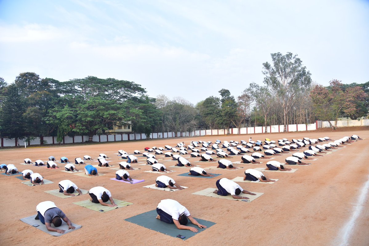 SPmysuru's tweet image. ಇಂದು ಜಿಲ್ಲಾ ಸಶಸ್ತ್ರ ಮೀಸಲು ಪಡೆ ಕಾವಯತು ಮೈದಾನದಲ್ಲಿ ಅಧಿಕಾರಿ ಸಿಬ್ಬಂದಿಗಳಿಗೆ ಯೋಗ ಅಭ್ಯಾಸ ನಡೆಸಲಾಯಿತು.

#yoga #yogaforhealth