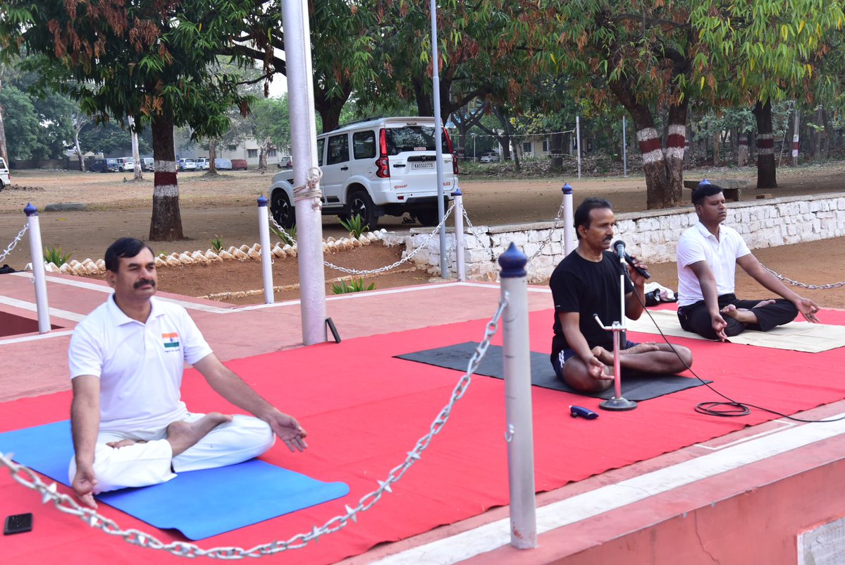 SPmysuru's tweet image. ಇಂದು ಜಿಲ್ಲಾ ಸಶಸ್ತ್ರ ಮೀಸಲು ಪಡೆ ಕಾವಯತು ಮೈದಾನದಲ್ಲಿ ಅಧಿಕಾರಿ ಸಿಬ್ಬಂದಿಗಳಿಗೆ ಯೋಗ ಅಭ್ಯಾಸ ನಡೆಸಲಾಯಿತು.

#yoga #yogaforhealth