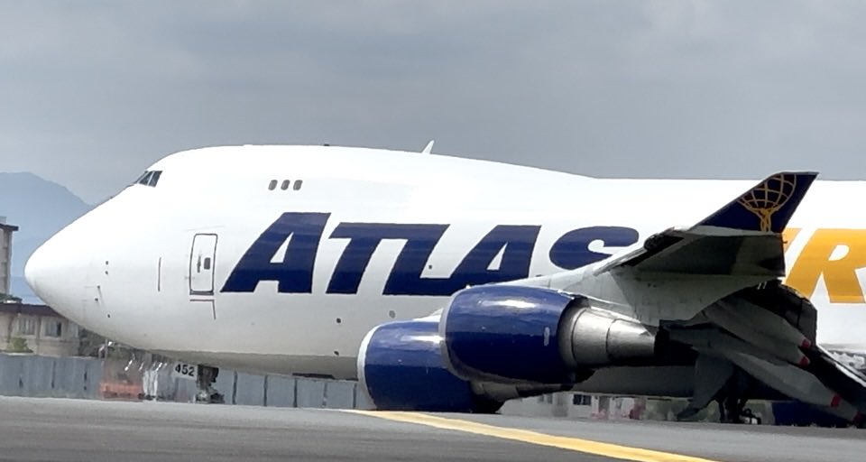 hikoukimono's tweet image. スマホ片手に横田基地✈️おばちゃんの基地活ニュース💘4/25

アトラスエアーB747
Boeing 747-46NF
N452PA着陸しました🛬

#横田基地
#airforce
#輸送機
#飛行機物語
#iPhone撮影