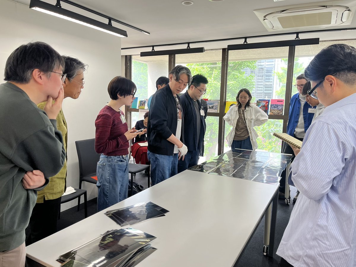 2階では、村上仁一さんによるポートフォリオレビューがスタートしました。

編集者と写真家の目で、みなさんのプリントを取捨選択、整理して並べていきます！