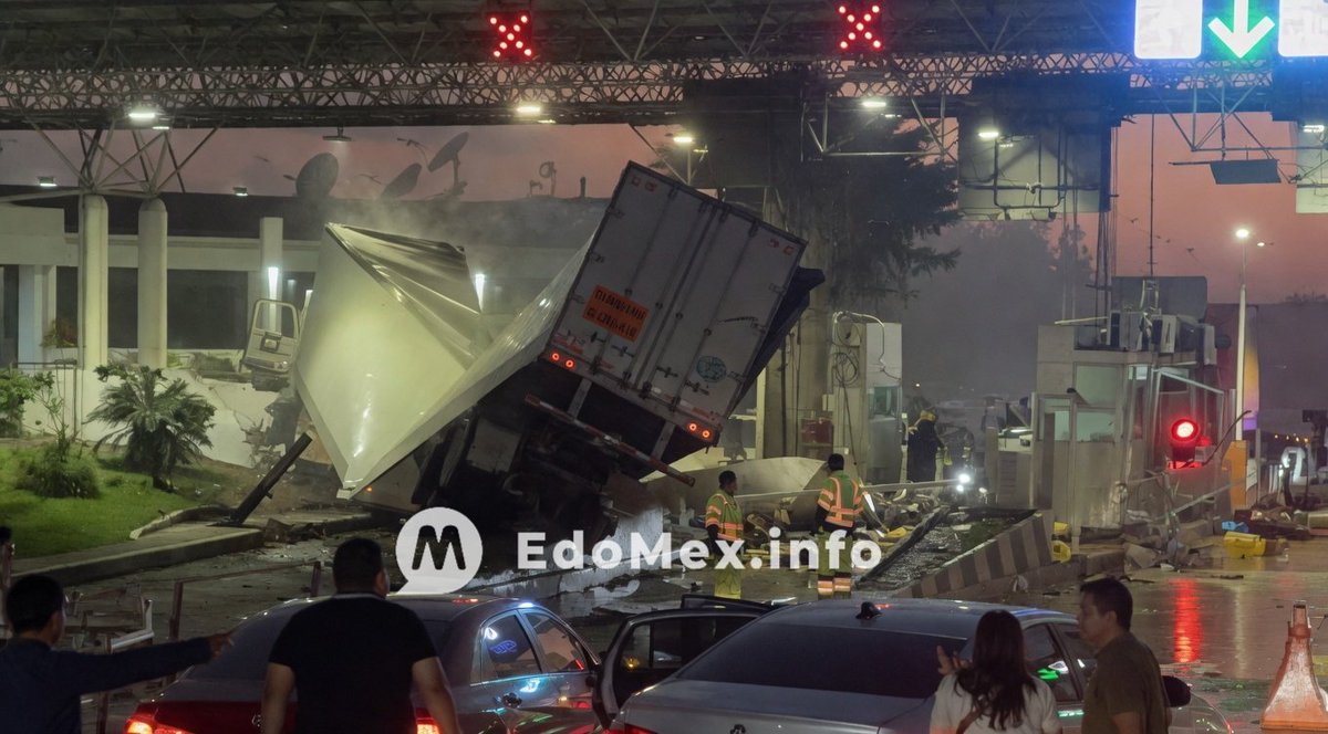 EdoMexInf's tweet image. Abr 24, 2026 | 9:15 pm | Michoacán | Fuerte accidente en la caseta de Cobro Zinapécuaro Km 202, autopista Maravatío - Zapotlanejo. Tráiler sin frenos colisiona contra las instalaciones y algunos automóviles. Se habla de posibles personas prensadas #Accidente #Choque #Tratocamion