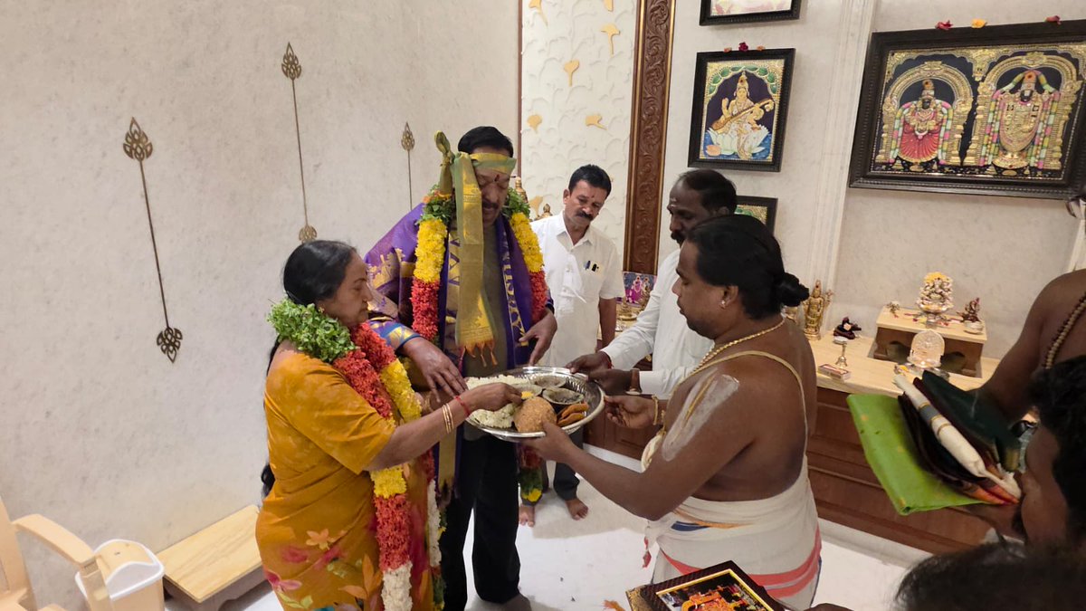 R_Gandhi_MLA's tweet photo. சோளிங்கர் அருள்மிகு ஸ்ரீ லட்சுமி நரசிம்ம சுவாமி திருக்கோயில் பெரியமலை ஆலயம் கும்பாபிஷேகம் கடந்த சில தினங்களுக்கு முன்பு நடைபெற்றது. இதை அடுத்து ஆலய நிர்வாகிகள் கோயில் பிரசாதம் வழங்கியபோது..

@mkstalin https://t.co/EvLf1B6UsV
