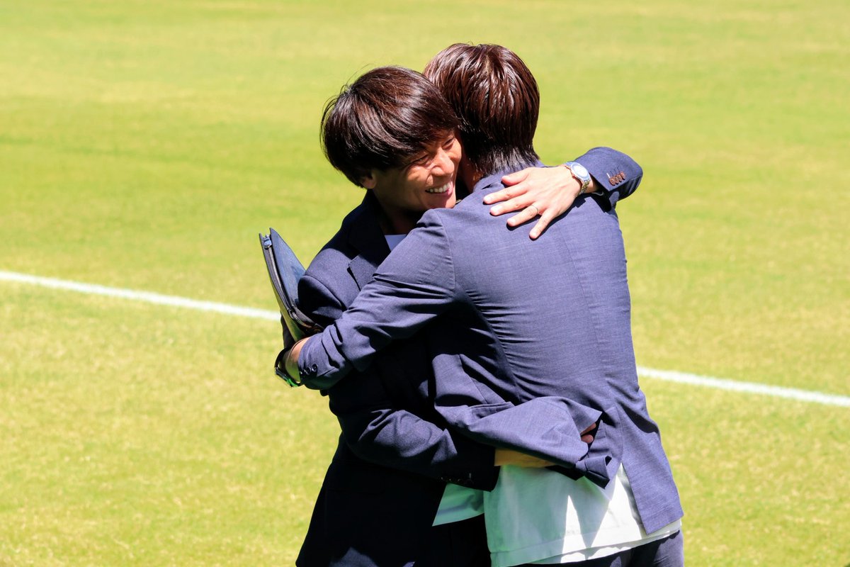 an4CDNSgZCE0mLj's tweet photo. トッキー！ミクスタへようこそ🌻🏟️以前と全く変わらず、めちゃくちゃカッコよかったです🤸❤️池さんとのハグも感慨深かった〜💭本城時代をご存知の方々に届けー！
#常盤聡　さん
#池元友樹　さん
#ギラヴァンツ北九州 https://t.co/EM8JU8mIhG