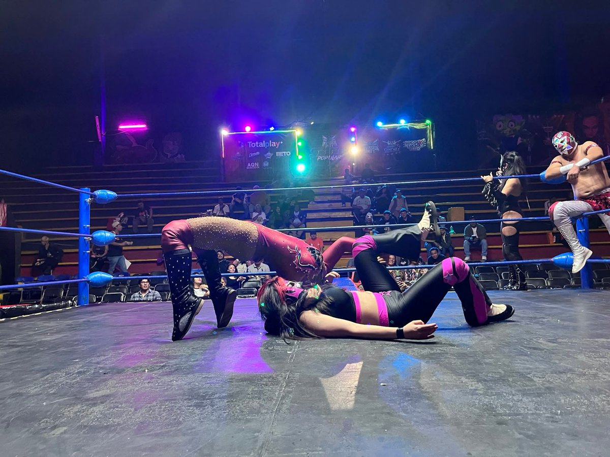 LaTijeraLucha's tweet photo. La segunda lucha en relevos mixtos es para el bando rudo de #MaryCaporal, #Tiamat y #Norteñito al dar cuenta de la esquina técnica de #Airam, #ZStar y #EstrellaDePlataJr, dejando los ánimos “calientitos” en la majestuosa #ArenaNeza 🔥
#latijeraluchalibre https://t.co/6L9TSoQBCM