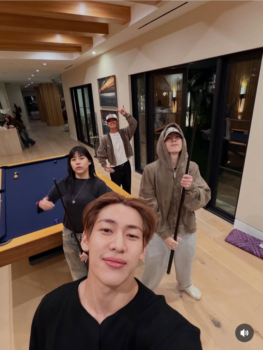 UI78825081's tweet image. BamBam in LA และพี่มาร์คคึของน้อง เช้านี้นกตื่นมาพร้อมกับความสดใส มุแบมเค้าเสริฟให้แม่ๆ แต่เช้าเลยยยย 🥰❤️💜 #BamBam1A #Marktuan #MarkBam