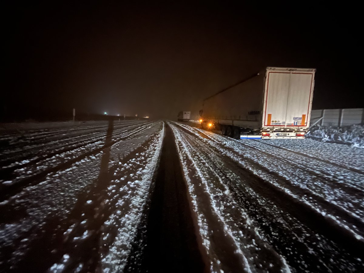 RudawKurdi's tweet photo. #WÊNE - Li Qersê berfa ku danê êvarê dest pê kir her der spî kir
❄️ Derdora Keleha Qersê û ser otomobîlan bi berfê hatin girtin
🚛 Li ser rêya Qers û Erdexanê ji ber berfa zêde çend barhilgir asê man
#Qers #Erdexan #Berf https://t.co/11AeWdvCYl