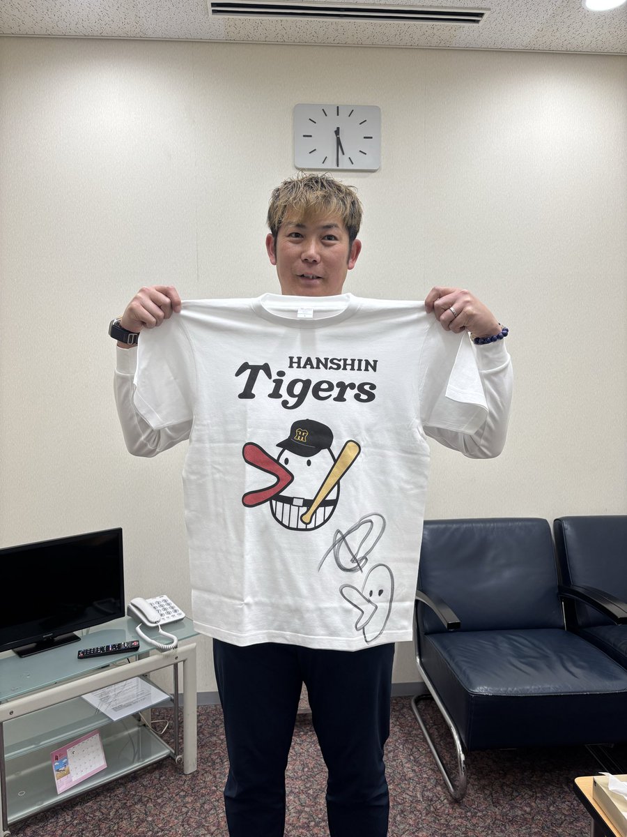 ktvbaseball89's tweet photo. 🎁プレゼント企画を実施中🎁

#岩田稔 さん• #原口文仁 さんのサイン入り“阪神タイガース×ハチエモンコラボTシャツ”を抽選で各2様にプレゼント💥✨

締切はきょう23時59分まで❗️⏳

ご応募まだの方はフォロー＆リポストをお忘れなく✅

⚠️応募方法など詳しくは下記の投稿をご確認ください https://t.co/cfup2S0yAY