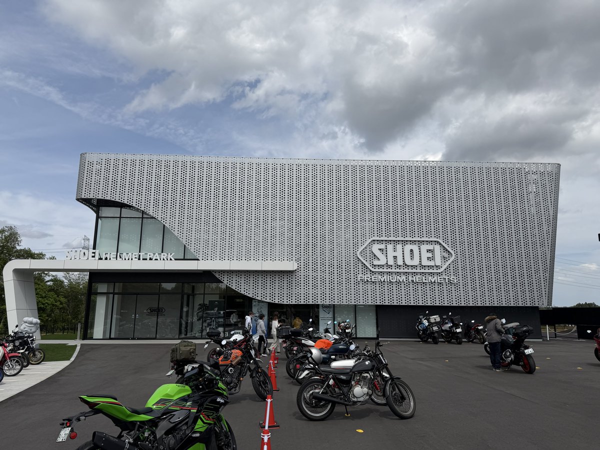 waltergpz's tweet photo. 実家行くついでに寄ってみた
マルケススーツ3着もくれてサインもしてくれのはサービス良すぎでしょ https://t.co/0fX68aWHfo