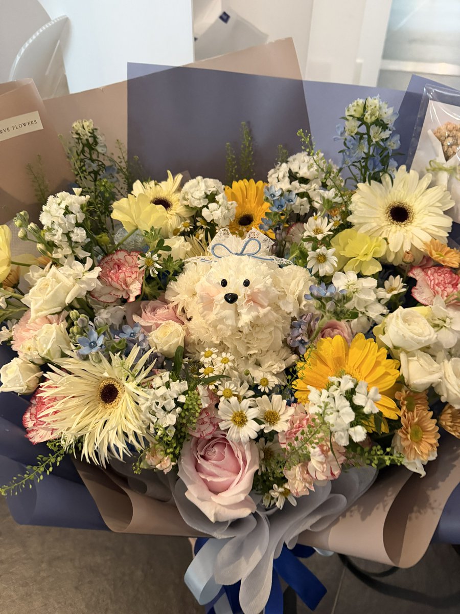 OceanJiangTH's tweet photo. 🐺Birthday Concert : My Attitude 衡有态度🩶

FLOWER BOUQUET 💐✨ 

ช่อดอกไม้น้องหมาสีสันสดใส พร้อมส่งมอบความรักและกำลังใจให้เจียงเหิงแล้ว 🐶✨💐

#JiangHeng #OceanJiang #江衡 https://t.co/IDir3bvfla